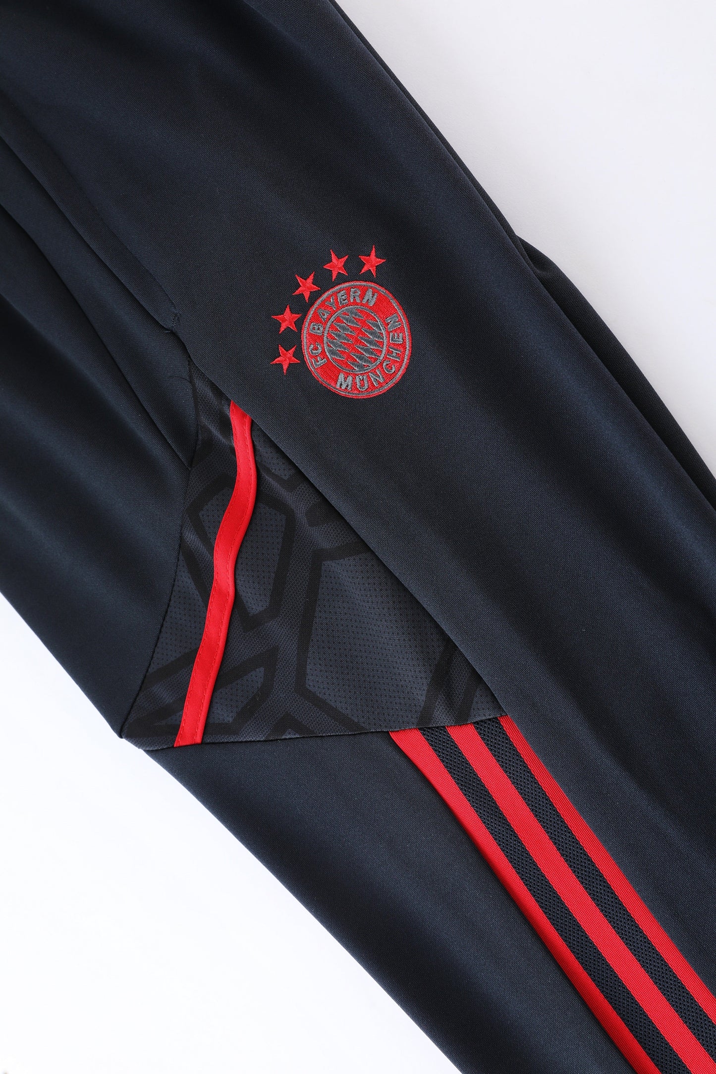 Bayern Munich 22/23 Full-Zip Tracksuit - White / Red Stripes